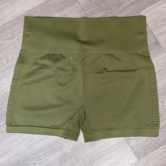 New Gorgeous Green Seamless Shorts - Picture 6 of 6